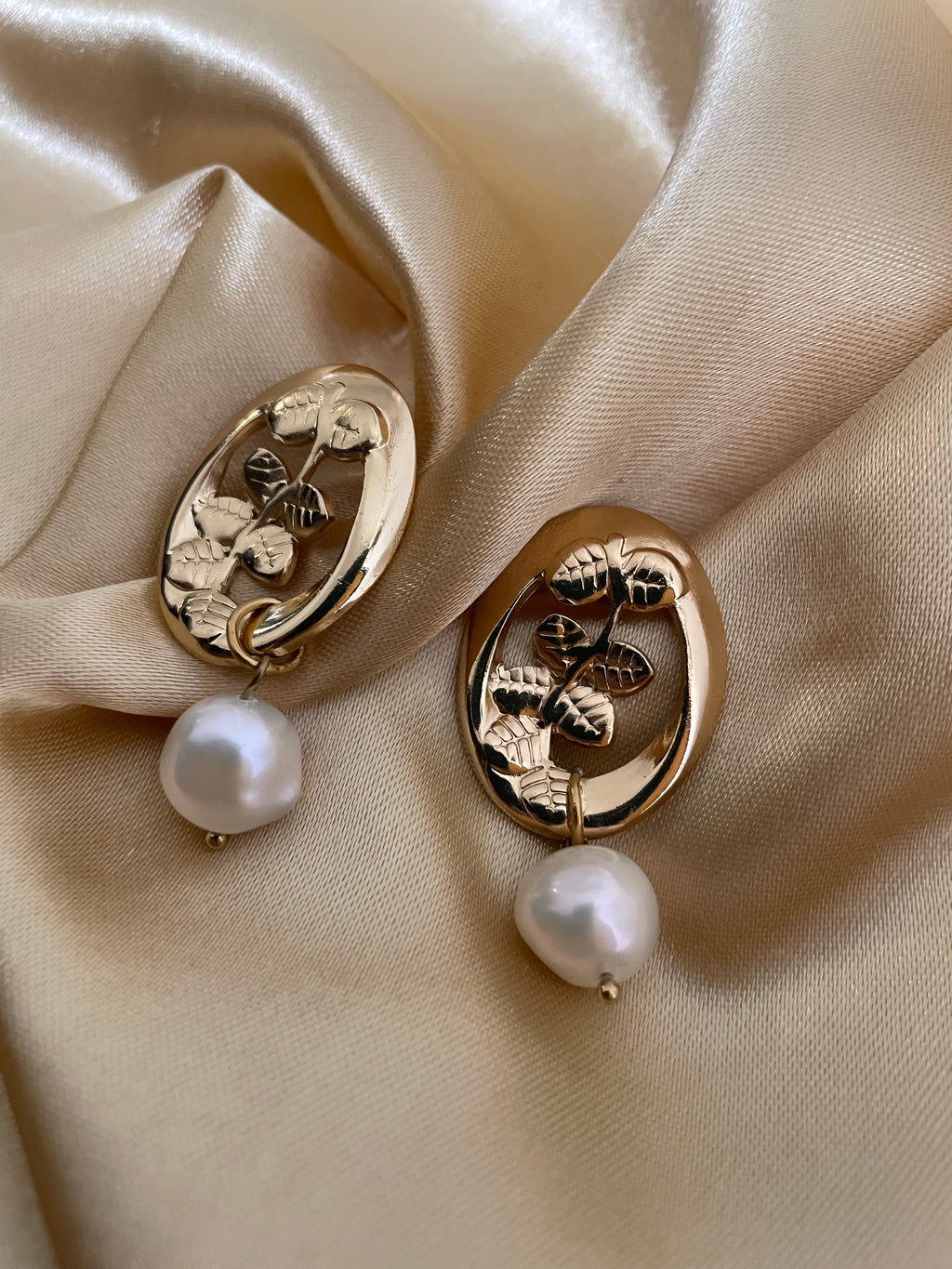 18k Gold earrings with baroque cultured pearl drops