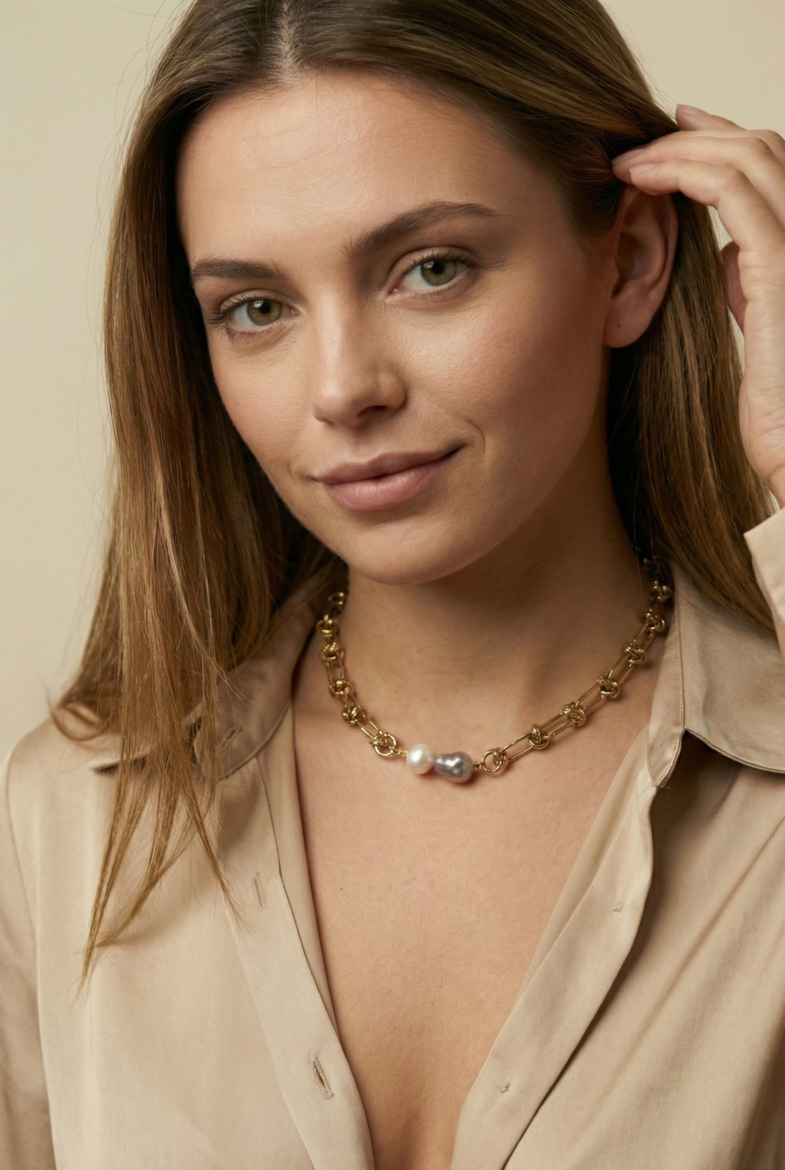 Close-up of a AAA grade baroque pearl necklace featuring a duo of white and silver-grey pearls on a chunky gold paperclip chain